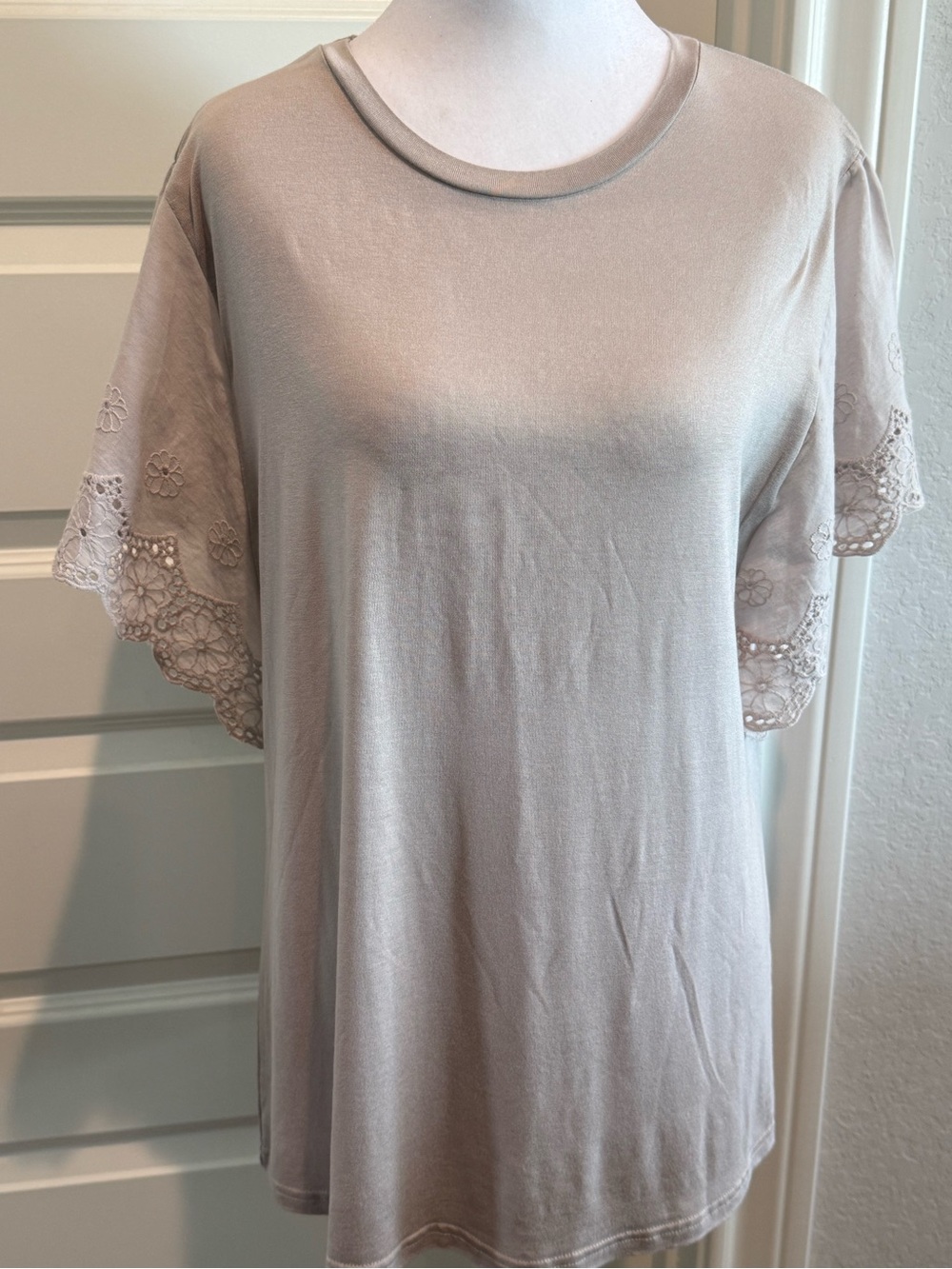 Women’s Short Sleeve Lace-Sleeve Tee in Light Taupe